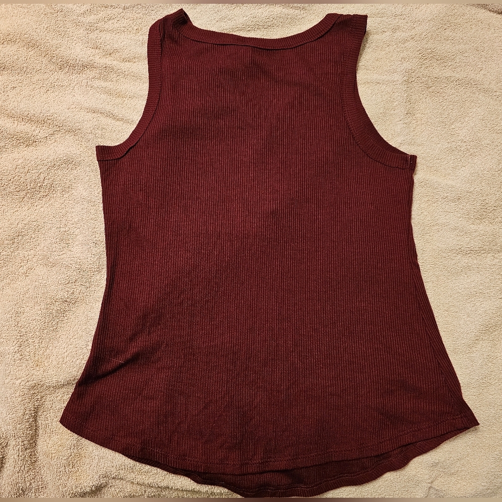 No Boundaries Woman' Burgandy Sleeveless Top. Size: S 3-5. - Picture 3 of 4